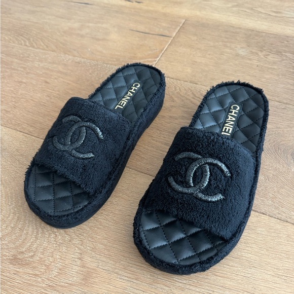 New Authentic Chanel Coco Beach Quilted CC Slides 38 - Picture 3 of 3